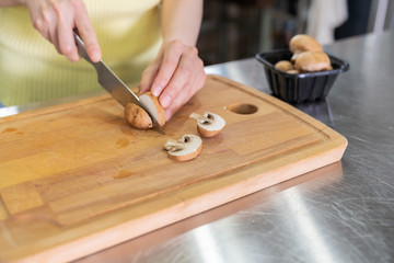 料理をする女性　ボディーパーツ　手元