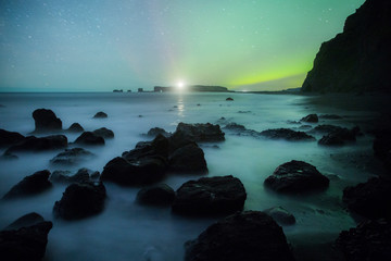 Obraz premium Aurora Borealis (Northern Lights) above Reynisfjara Beach