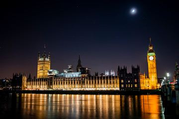Fototapeta na wymiar houses of parliament at night