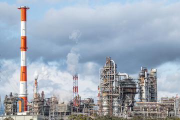 四日市コンビナート　磯津海岸から望む塩浜エリアの工場風景