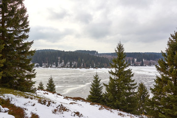 Eckertalsperre im Harz bei Eis und Schnee
