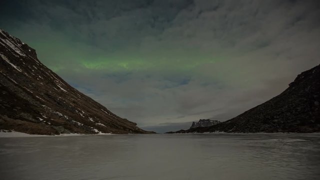 Timelapse d'aurore bor&eacute;ale dans les &Icirc;les Lofoten, Norv&egrave;ge 