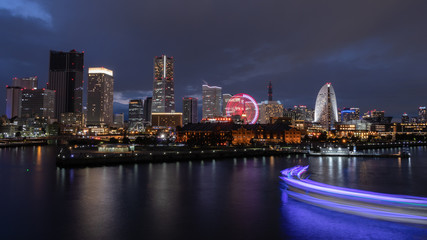 Fototapeta na wymiar ２０２０年、横浜大さん橋から見たみなとみらいの夜景と船の光跡