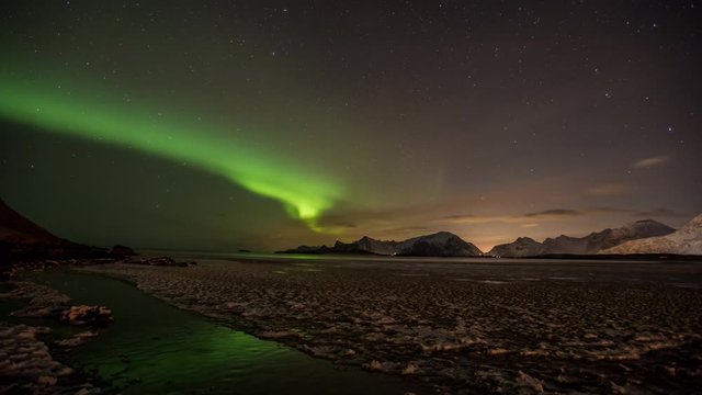 Timelapse d'aurore bor&eacute;ale dans les &Icirc;les Lofoten, Norv&egrave;ge 