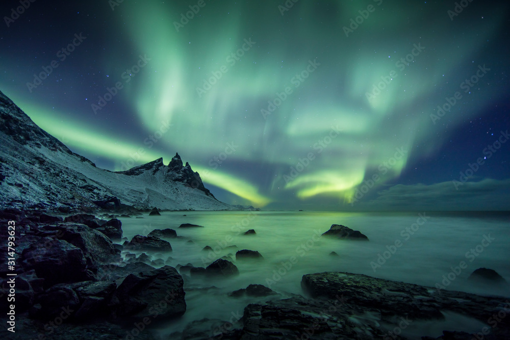 Wall mural aurora borealis (northern lights) above stokksnes beach and vestrahorn mountains, iceland