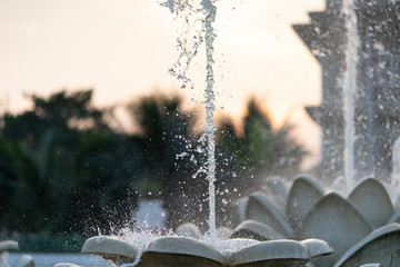 брызги воды из струи фонтана который находится в саду храма