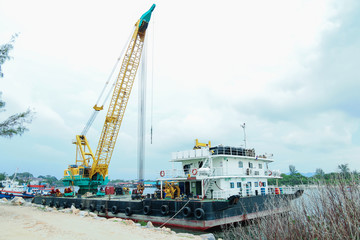 Fototapeta premium Huge crane mounted on the boat