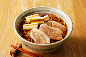 鴨南蛮そば　Soba noodles in a hot soup with duck and green onions