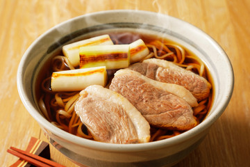 鴨南蛮そば　Soba noodles in a hot soup with duck and green onions