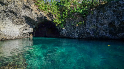 佐渡の青の洞窟と言われる琴浦洞窟