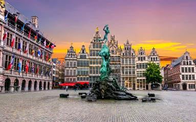 Foto op Plexiglas Brabofontein op Marktplein, centrum van Antwerpen, België © Mistervlad