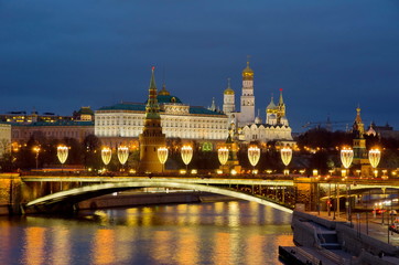 Fototapeta na wymiar Evening view of the Moscow Kremlin and the Big Stone bridge from the Patriarchal bridge. Moscow, Russia