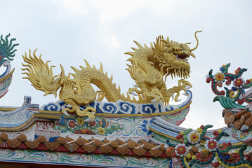 chinese dragon statue on the roof of temple 