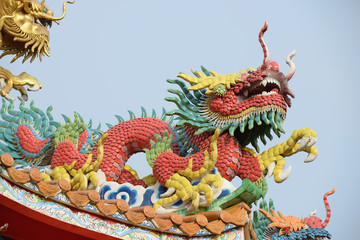 Fototapeta premium chinese dragon statue on the roof of temple 