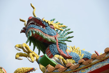 Fototapeta na wymiar chinese dragon statue on the roof of temple 
