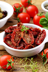 cibo mediterraneo spunti con acciughe pomodori secchi olive sfondo rustico