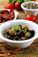 cibo mediterraneo spunti con acciughe pomodori secchi olive sfondo rustico