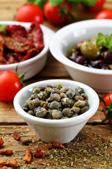 cibo mediterraneo spunti con acciughe pomodori secchi olive sfondo rustico