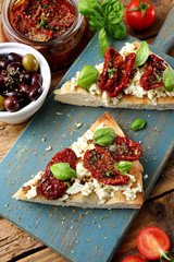 cibo mediterraneo spunti con acciughe pomodori secchi olive sfondo rustico