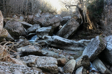 Río con grandes piedras en un día soleado de invierno