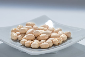 節分、白い器に盛られた豆まきの福豆