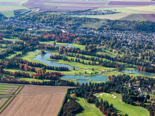 vue aérienne du golf de Nantilly dans l'Eure-et-Loir à l'automne en France