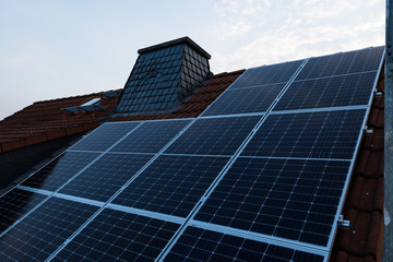 Photovoltaik auf Hausdach mit Schornstein