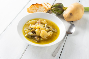Zuppa saporita di patate e carciofi