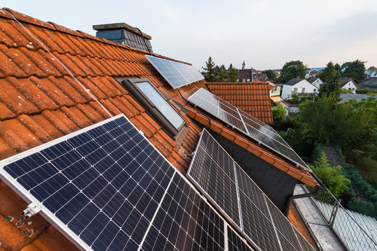 Verteilung von Solar-Panels auf Hausdach mit Gaube