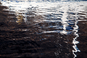 Reflets bleus et bruns sur Santorin