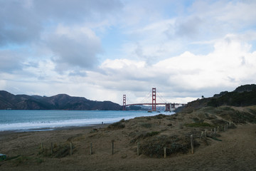 Golden Gate Bridge mit Sandstrand 