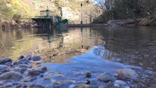 Agua de r&iacute;o en una peque&ntilde;a presa de monta&ntilde;a en invierno