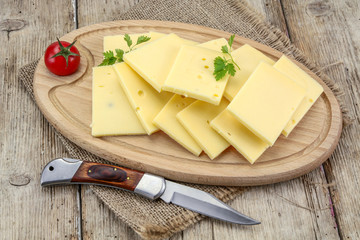 morceaux de fromage emmental sur une planche à découper