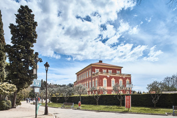 Obraz premium Beautiful classical villa building in a lush green park