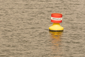 Lebensgefahr als Warnung vor Schiffen für Schwimmer auf einer Boje im Fluss