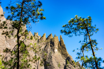 Fototapeta na wymiar La Palma: Wanderung im Nationalpark Caldera de Taburiente - zackige Felsformation