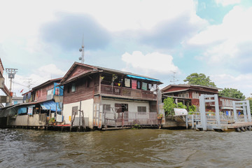 Fototapeta na wymiar Old house on the river in Bangkok Thailand