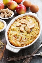 Noodles casserole with apples