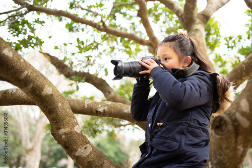 Fototapete 一眼レフカメラで写真を撮影する女の子 Fototapeten Hakase4