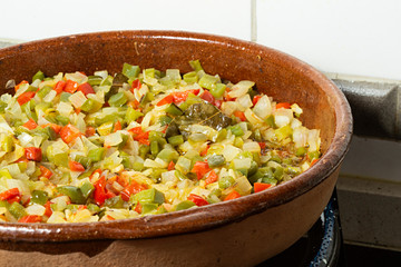 Rehogando verduras variadas.