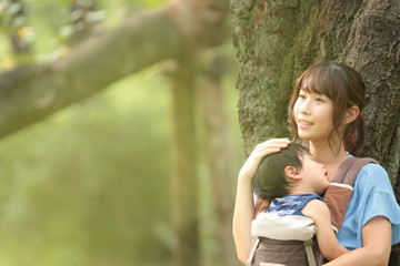 眠る子供を抱く母親