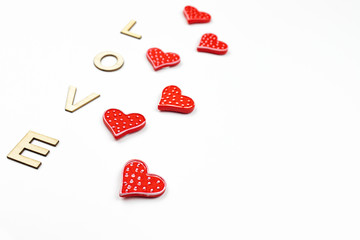 czerwone serca walentynkowe na białym tle, napis LOVE © andsko