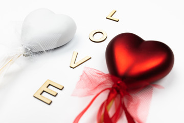 czerwone serca walentynkowe na białym tle, napis LOVE © andsko