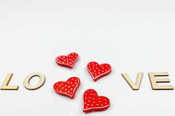 czerwone serca walentynkowe na białym tle, napis LOVE