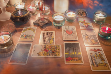Spiritistische Sitzung mit Tarotkarten