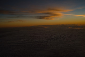 Fototapeta na wymiar Über den Wolken Sonnenuntergang aus dem Flugzeug