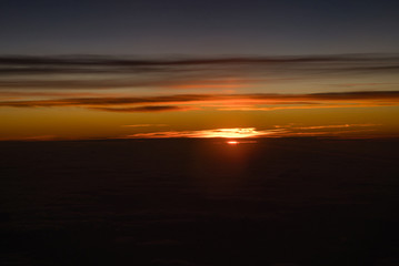 &Uuml;ber den Wolken Sonnenuntergang aus dem Flugzeug