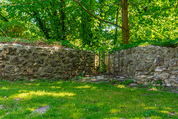 Reste einer historischen Stadtbefestigung 