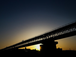 夕焼けと橋のシルエット