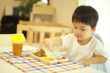 食事する男の子